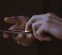 Житель областного центра приехал в Корсаков, нашел телефон и попал под уголовное дело 