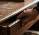 Вор в Корсакове залез в окно квартиры и вынес деньги, пока хозяйка была в соседней комнате 