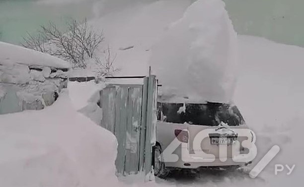 Автомобиль-"мороженое" и норы у дома: как сахалинцы откапывают дворы после снежного циклона
