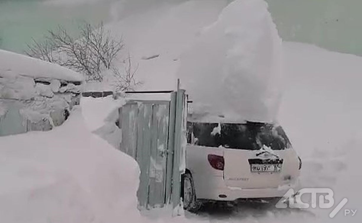 Автомобиль-"мороженое" и норы у дома: как сахалинцы откапывают дворы после снежного циклона