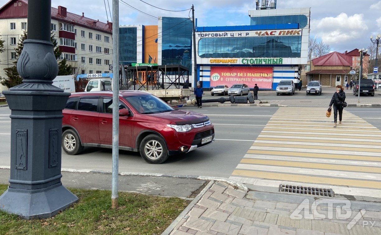 Лимбо по-сахалински: упавший столб на проспекте Победы перекрыл проводами  дорогу - Новости Сахалинской области. Происшествия - astv.ru