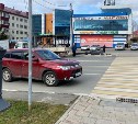 Лимбо по-сахалински: упавший столб на проспекте Победы перекрыл проводами дорогу