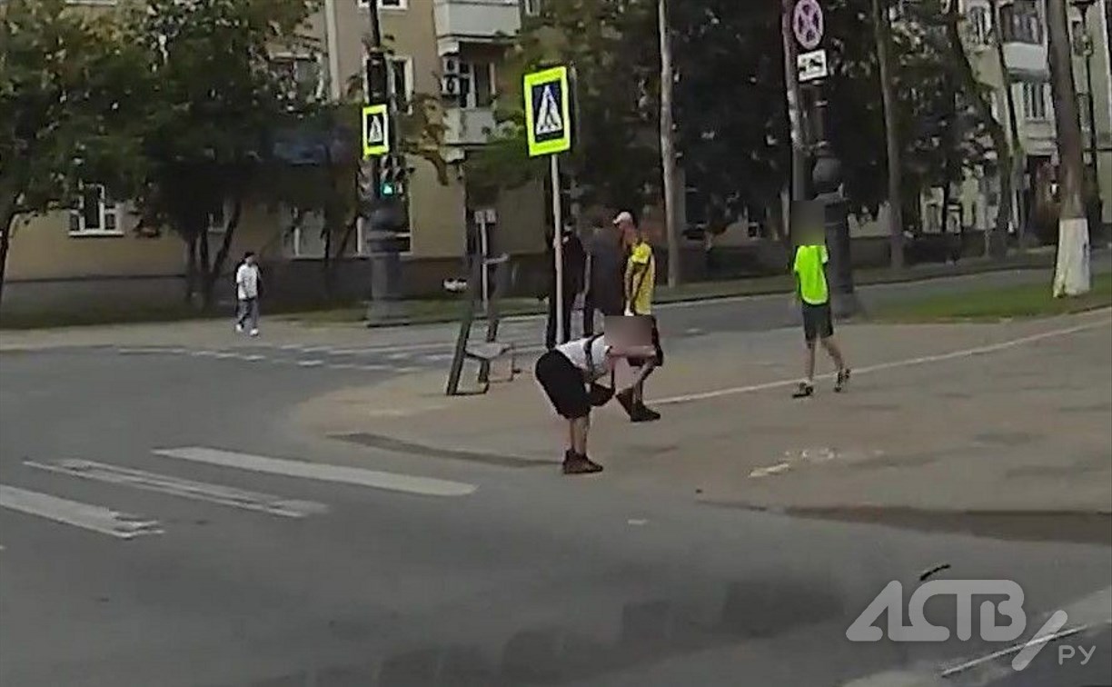 В Южно-Сахалинске на видеорегистратор попали дети, кривляющиеся на "зебре"
