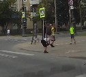 В Южно-Сахалинске на видеорегистратор попали дети, кривляющиеся на "зебре"