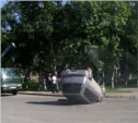 Автомобиль перевернулся на улице в Корсакове (ФОТО + дополнение)