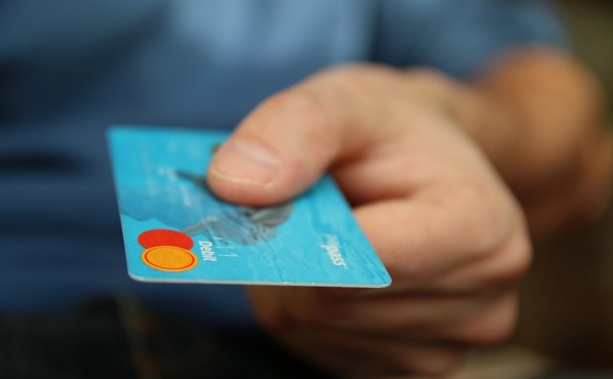 Жителя Долинска обвиняют в мошенничестве с банковской картой знакомого 