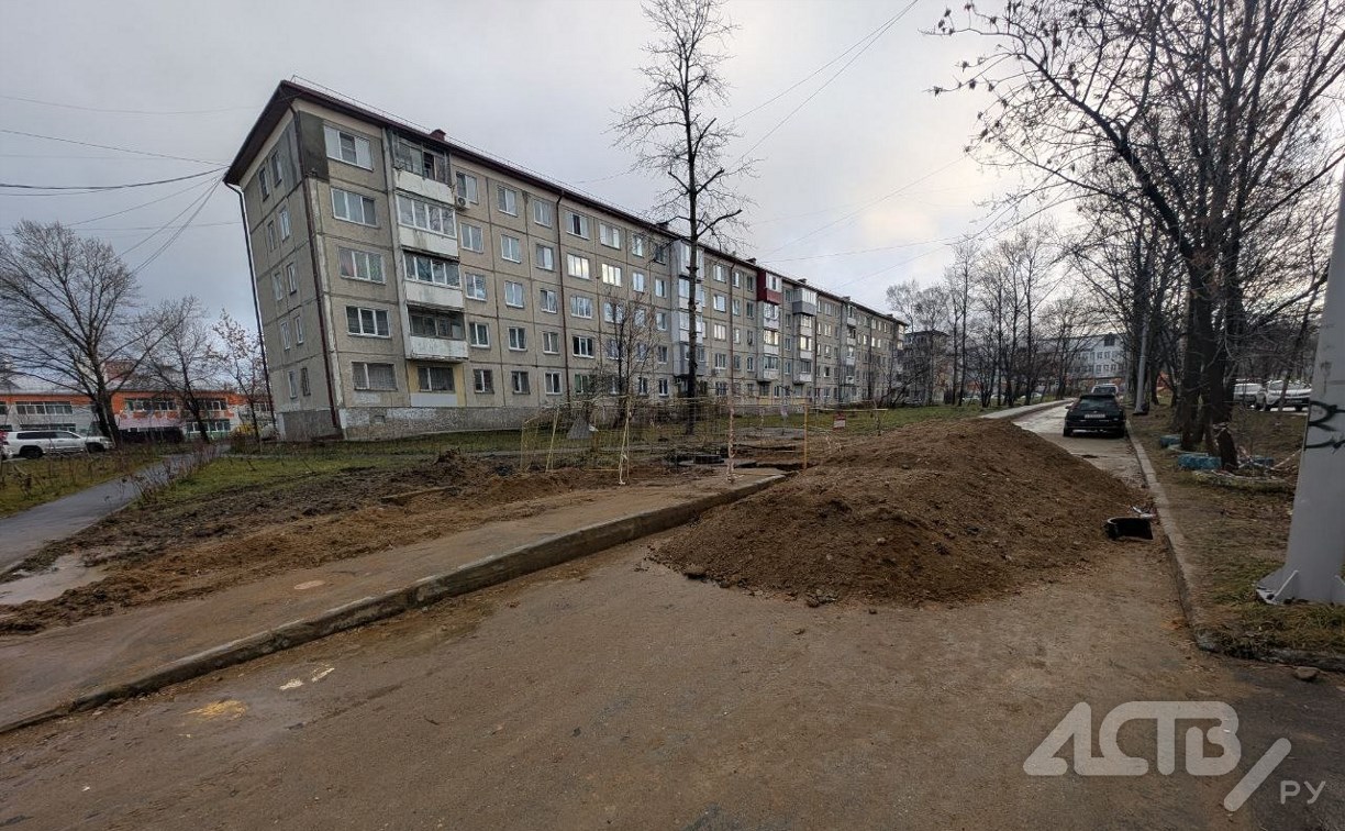 Забаррикадировали: третью неделю куча песка перегораживает выезд из одного из дворов в Южно-Сахалинске 