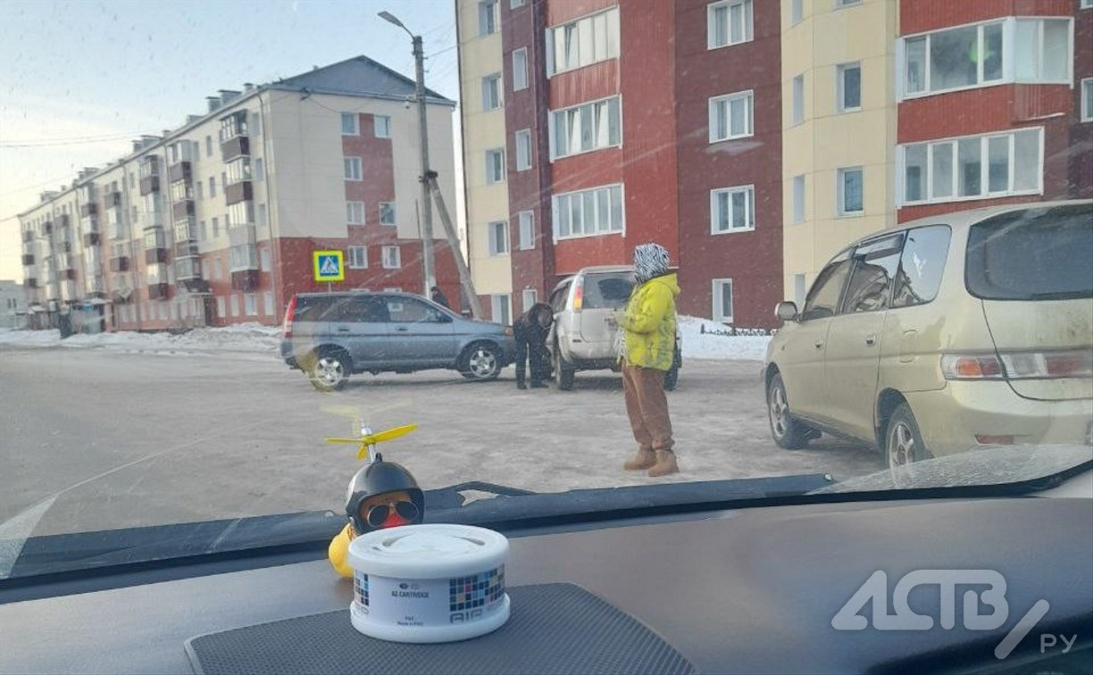 Две иномарки не смогли поделить дорогу в Невельске