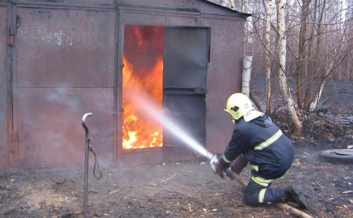 Пожарные Южно-Сахалинска потушили гараж на улице Пограничной
