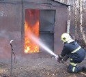 Пожарные Южно-Сахалинска потушили гараж на улице Пограничной