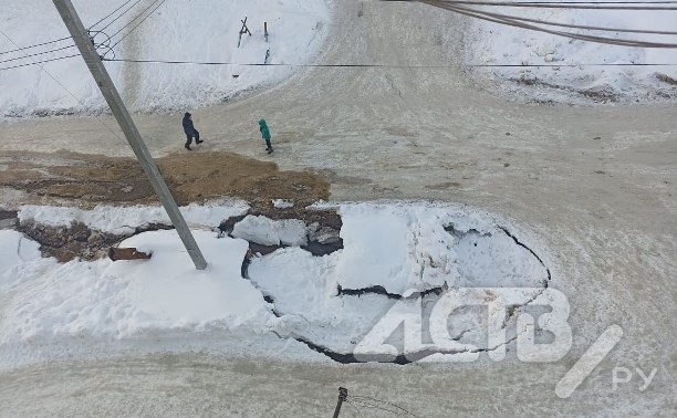 Выглядит жутковато: дорога провалилась в сахалинском селе