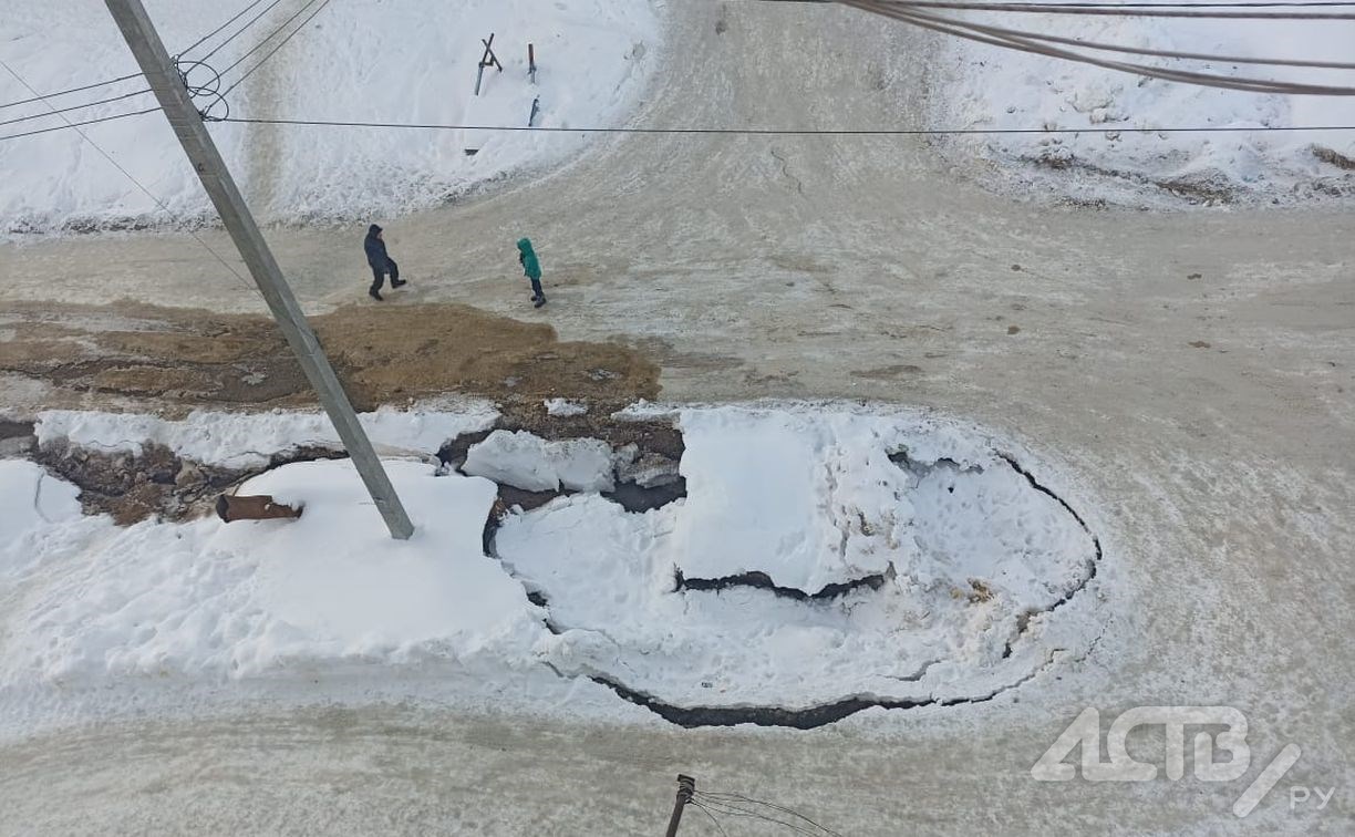 Выглядит жутковато: дорога провалилась в сахалинском селе