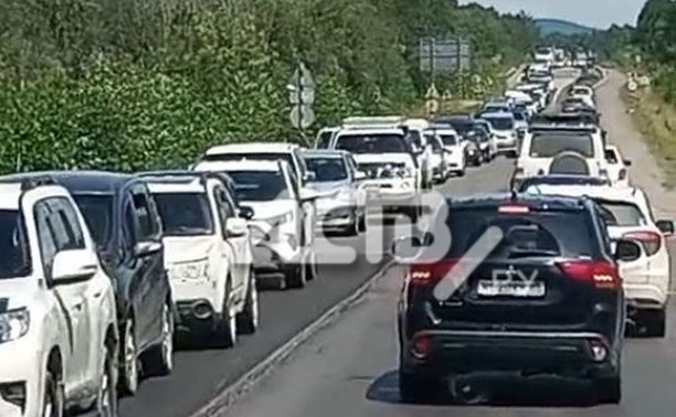 "Едем третий час!": сахалинцы массово жалуются на пробки до Анивы