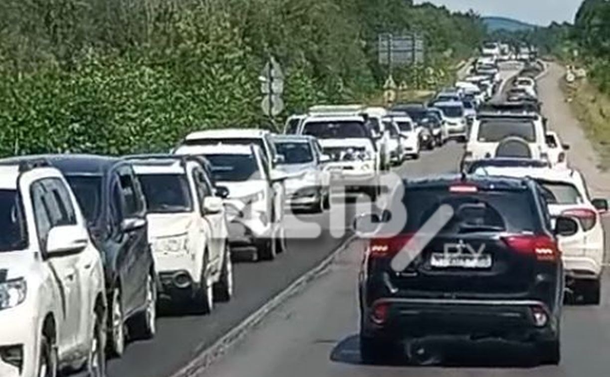 "Едем третий час!": сахалинцы массово жалуются на пробки до Анивы