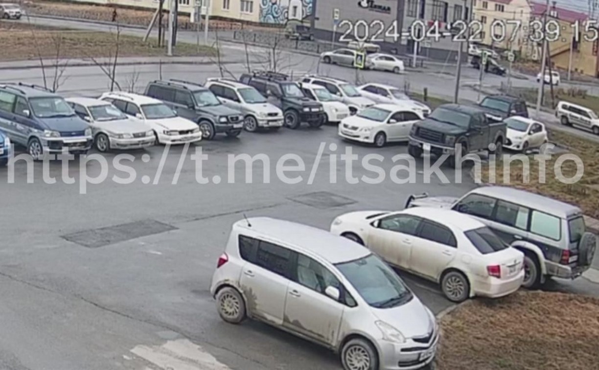 Два седана столкнулись на перекрёстке в Дальнем - момент ДТП попал на видео
