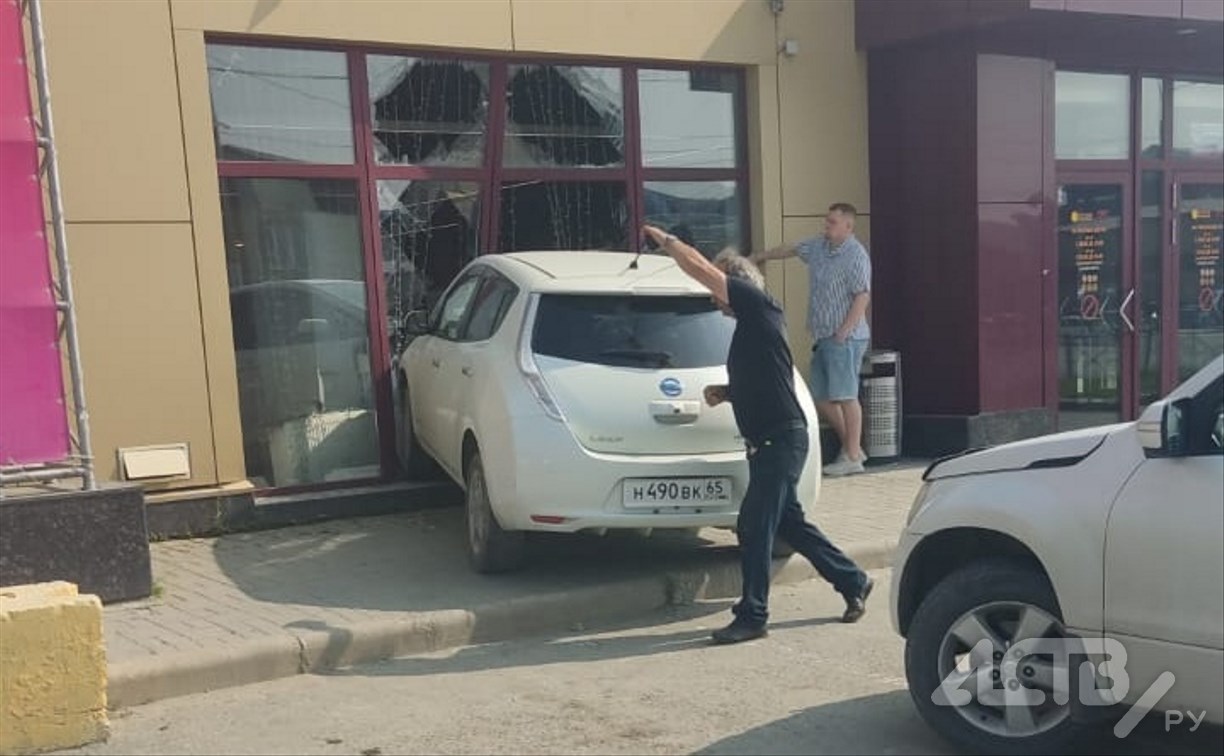 В Южно-Сахалинске электрокар влетел в супермаркет, проломив стекло