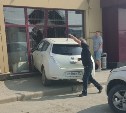 В Южно-Сахалинске электрокар влетел в супермаркет, проломив стекло