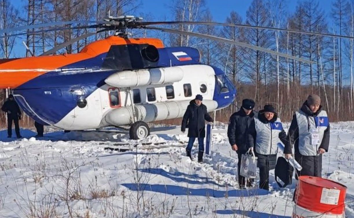 К избирателям Сахалинской области летают на вертолётах и добираются на вездеходах