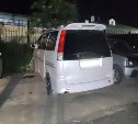 Водитель иномарки врезался в дом и скрылся: в Южно-Сахалинске ищут очевидцев ночного ДТП