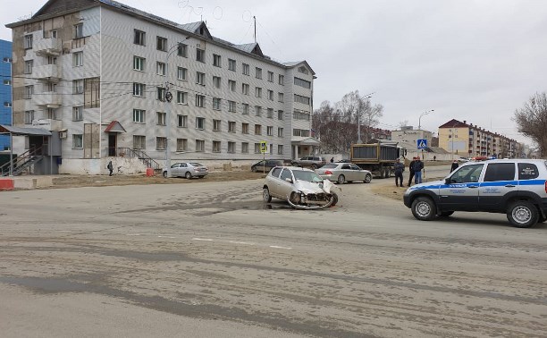 Хэтчбек и грузовик столкнулись в Южно-Сахалинске