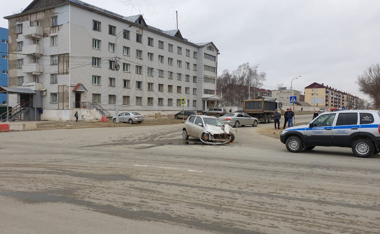 Хэтчбек и грузовик столкнулись в Южно-Сахалинске