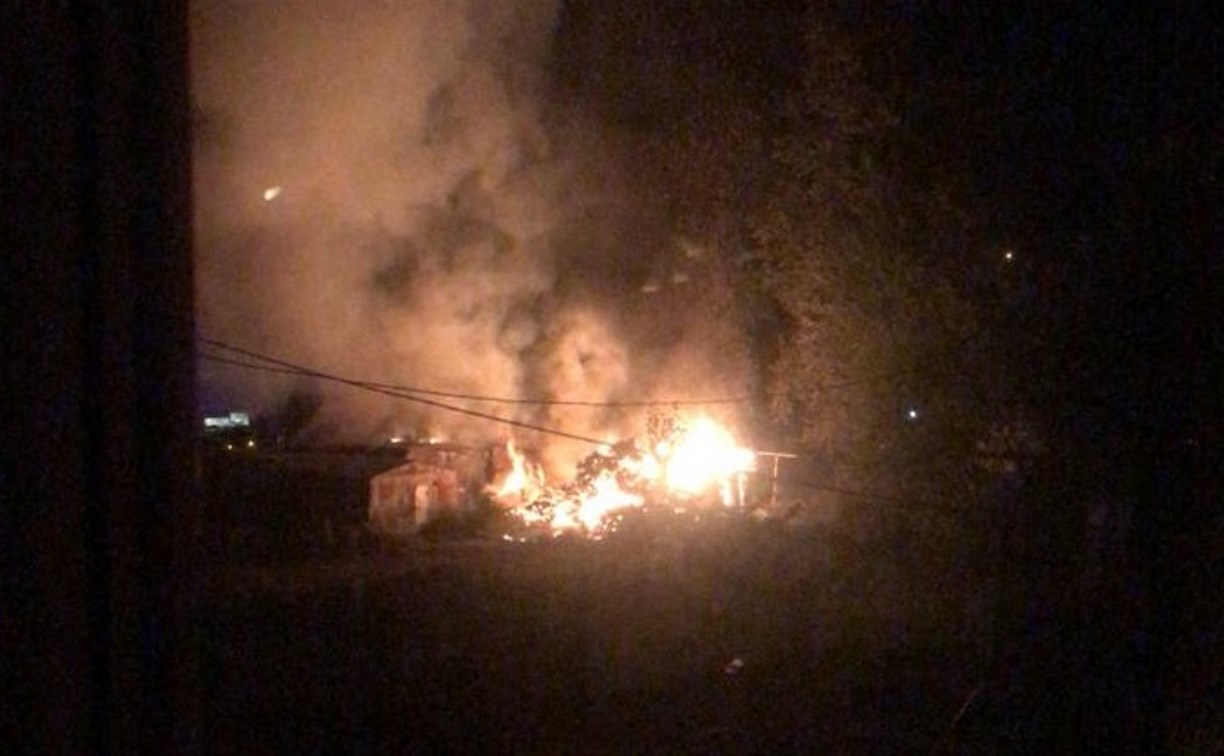Пожар на Амурской в Южно-Сахалинске тушили три часа