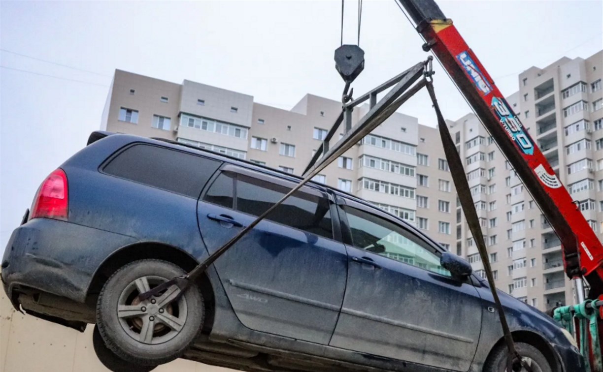 Во дворах "Аралии" припаркованные авто прорядили с эвакуатором