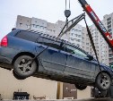 Во дворах "Аралии" припаркованные авто прорядили с эвакуатором