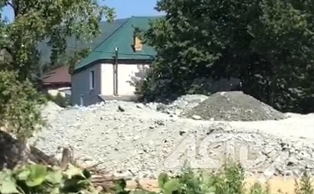 Падают часы: строители устроили перевалку грунта у дома в Южно-Сахалинске