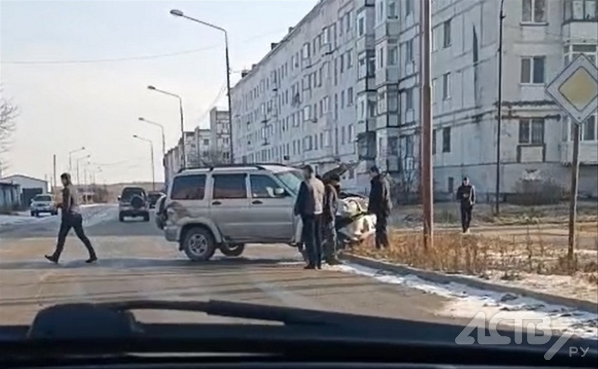 УАЗ не пропустил "Калдину": в Охе тройное ДТП УАЗ не пропустил "Калдину": в Охе тройное ДТП