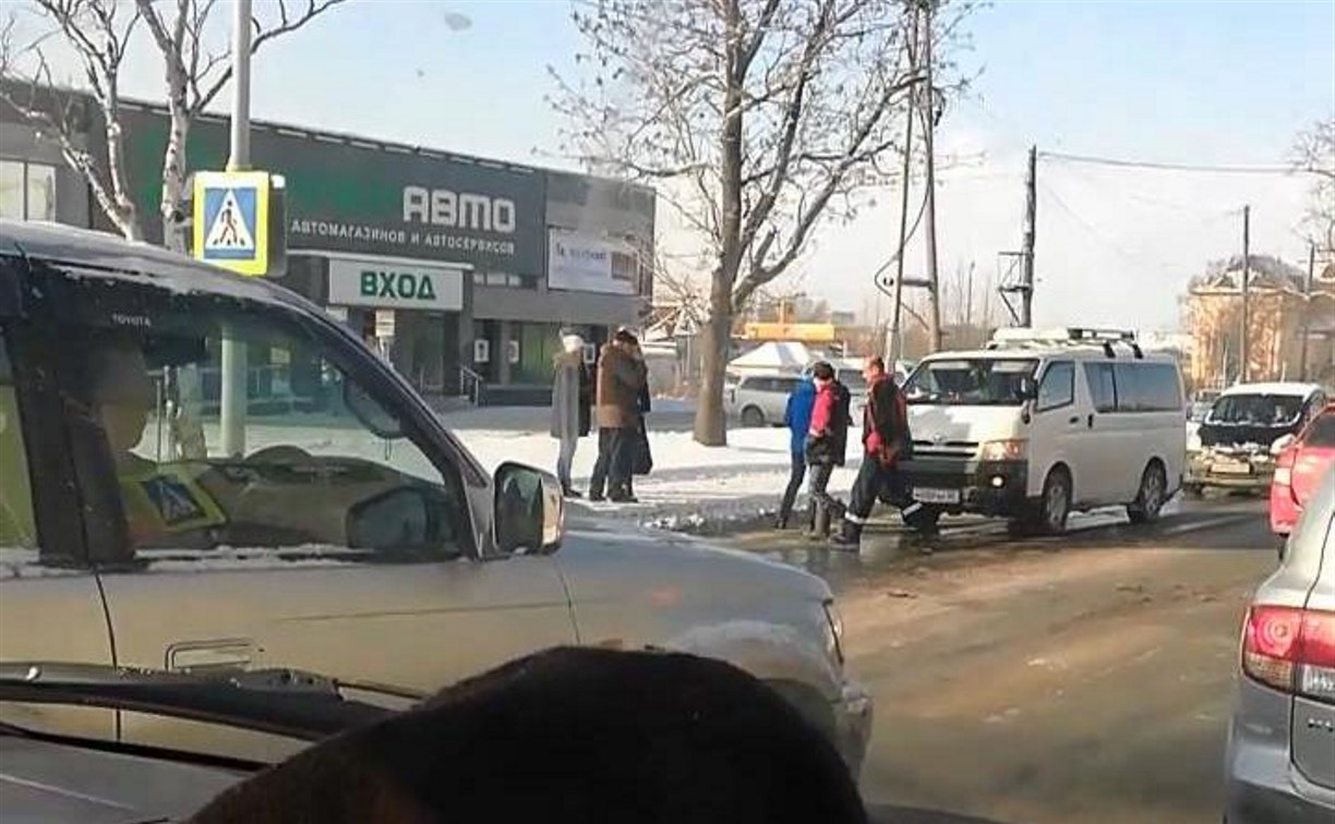 Toyota Corolla Fielder сбила девушку на пешеходном переходе в Южно-Сахалинске