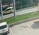 Автомобиль в Южно-Сахалинске влетел в ограждение у детского сада