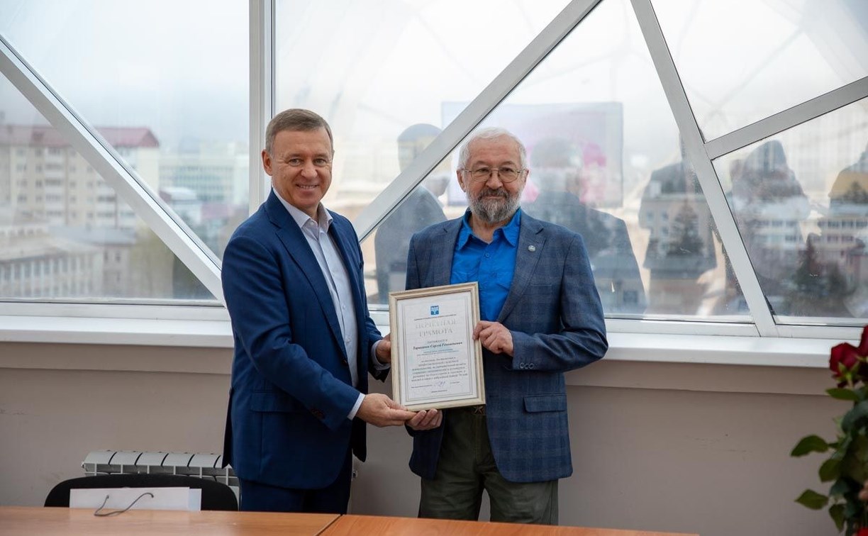 Мэр поздравил главного редактора газеты "Южно-Сахалинск сегодня" с юбилеем