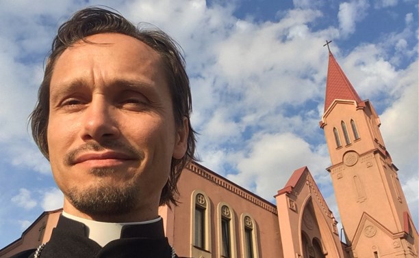 Католический священник с Сахалина составил конкуренцию сексуальному бортпроводнику "Аэрофлота" в соцсетях