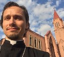 Католический священник с Сахалина составил конкуренцию сексуальному бортпроводнику "Аэрофлота" в соцсетях