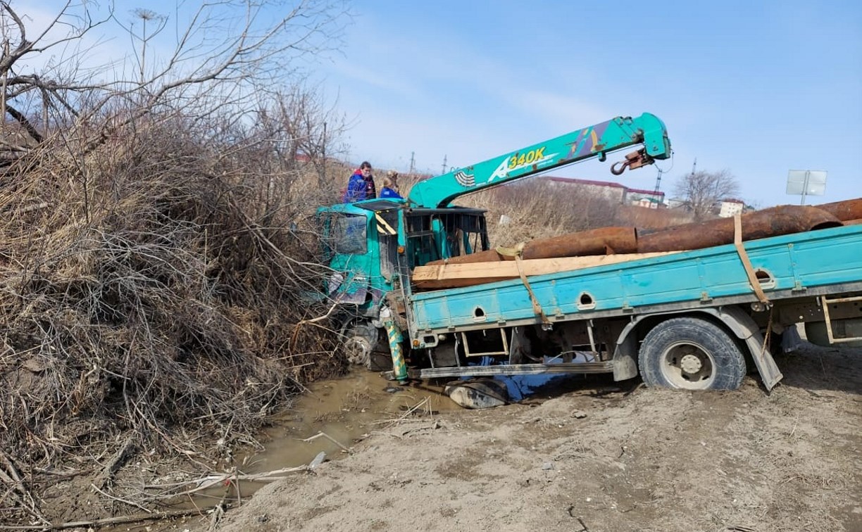 Водитель кран-балки пострадал в ДТП в Южно-Сахалинске