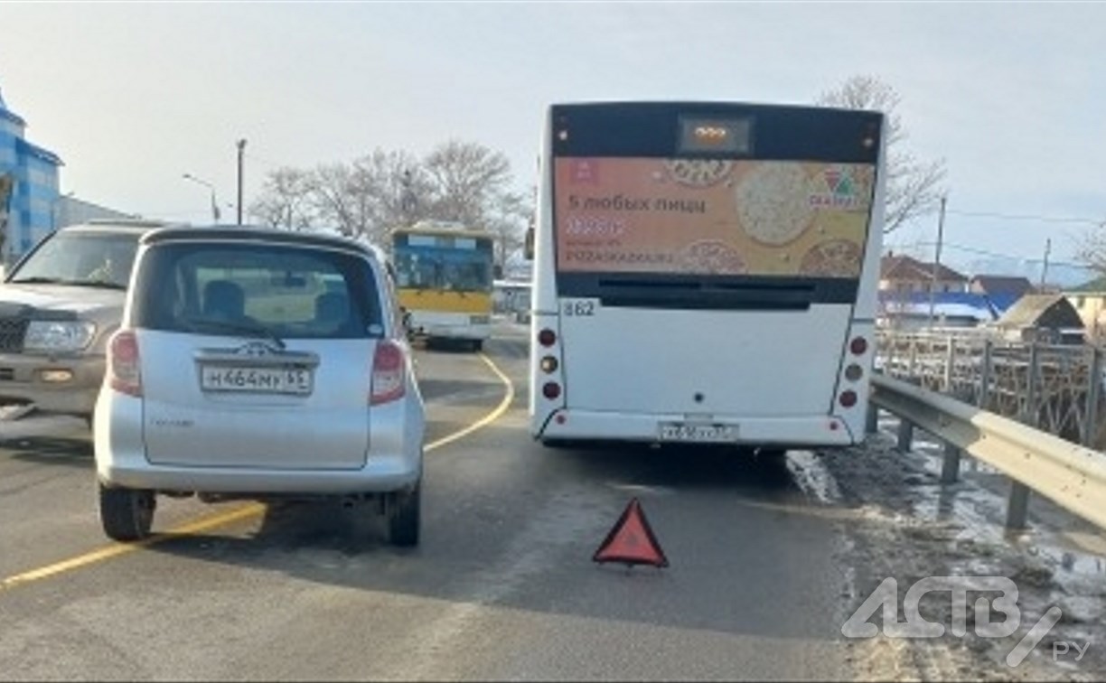 Очевидцев ДТП с пассажирским автобусом и хэтчбеком ищут в Южно-Сахалинске