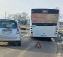 Очевидцев ДТП с пассажирским автобусом и хэтчбеком ищут в Южно-Сахалинске