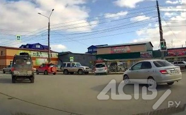 В Южно-Сахалинске Toyota Raum врезалась в дорожное ограждение