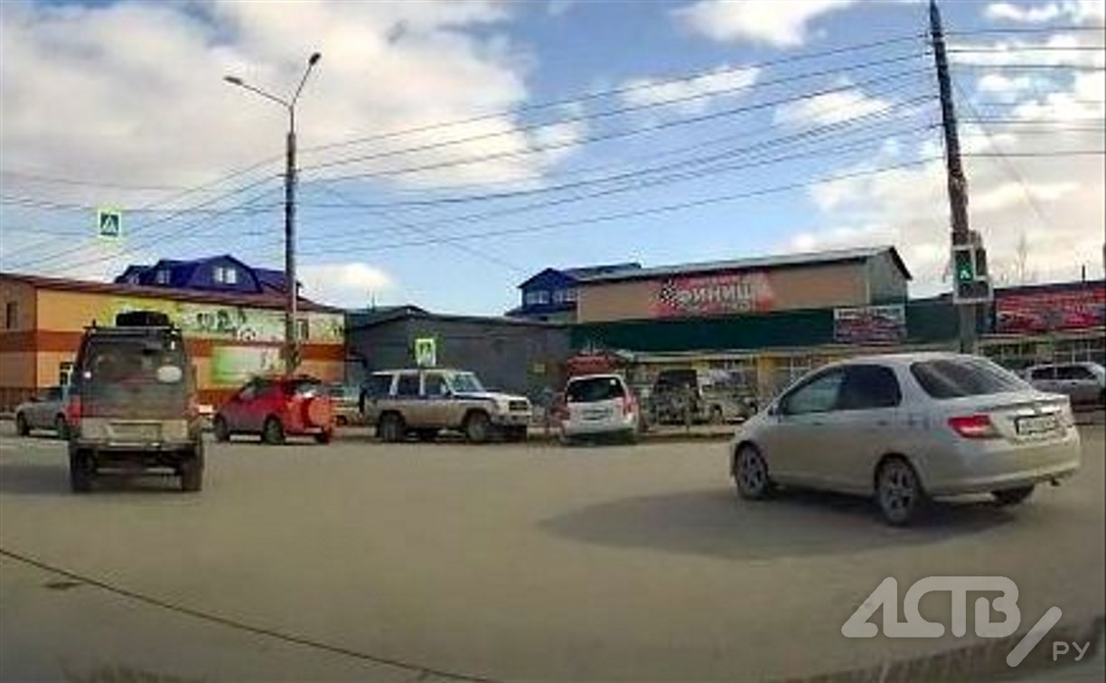 В Южно-Сахалинске Toyota Raum врезалась в дорожное ограждение