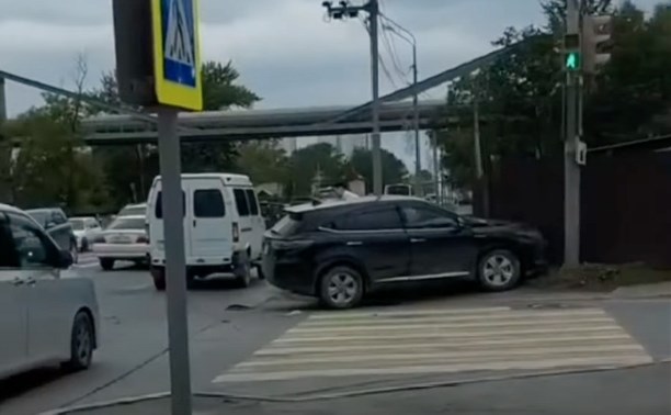 Кроссовер вылетел на тротуар в Южно-Сахалинске