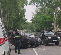 Hyundai врезалась в дерево и перевернулась на крышу в Южно-Сахалинске