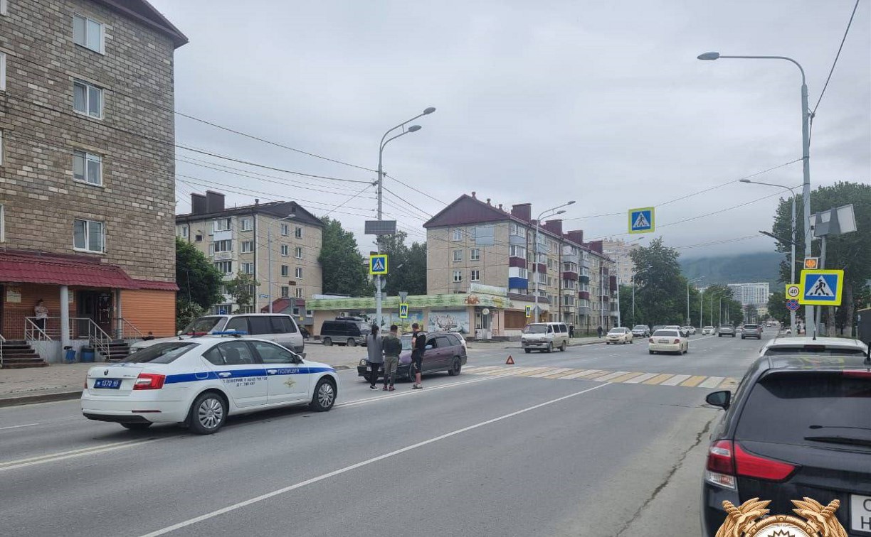 Водитель Toyota Caldina сбил 20-летнюю девушку в Южно-Сахалинске