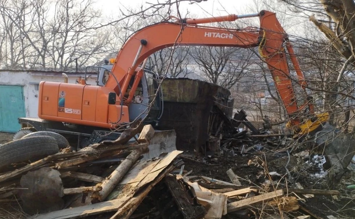 В Корсакове ликвидируют незаконные гаражи и бесхозные постройки