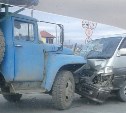 ЗИЛ и микроавтобус столкнулись в Южно-Сахалинске