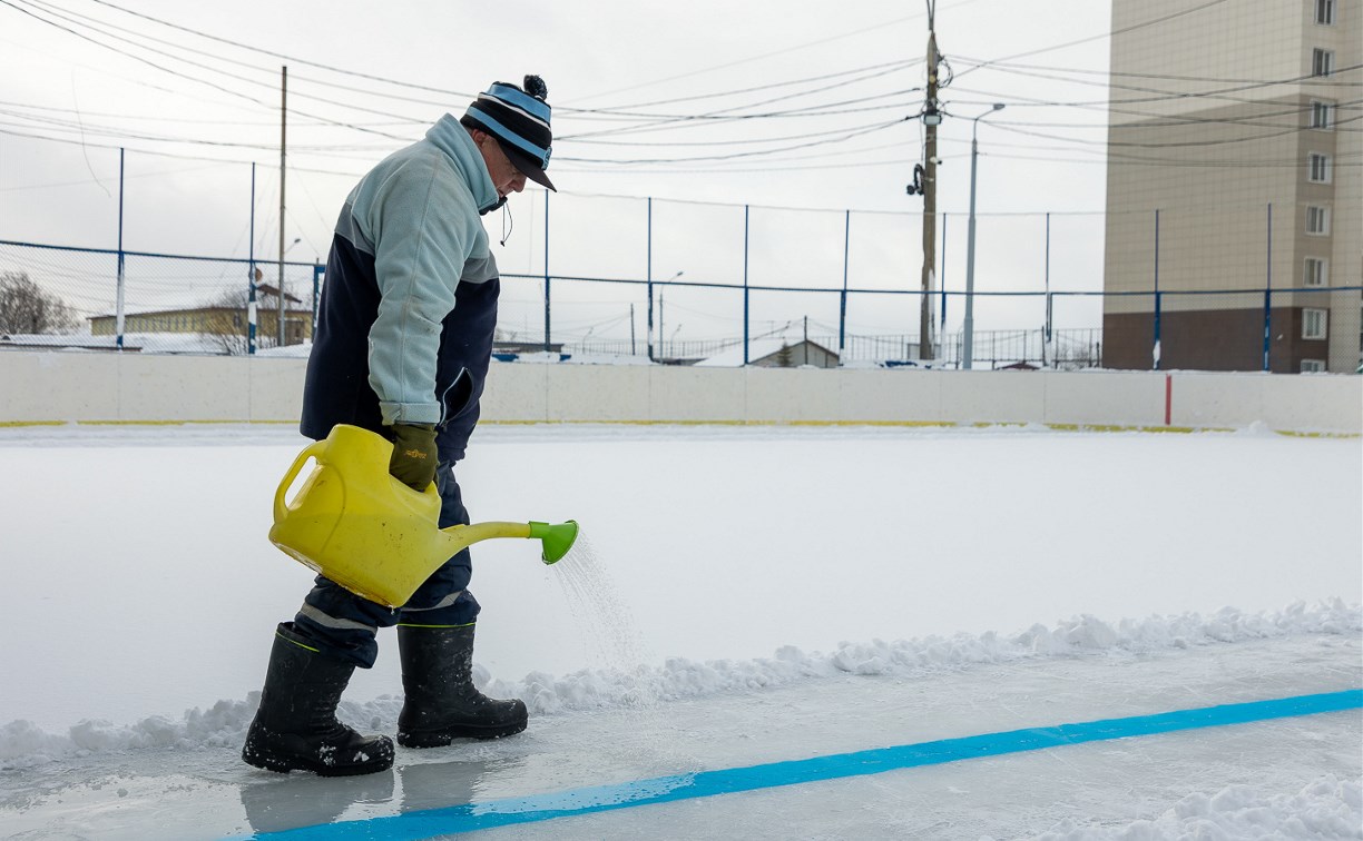 В Южно-Сахалинске приступили к заливке катков 
