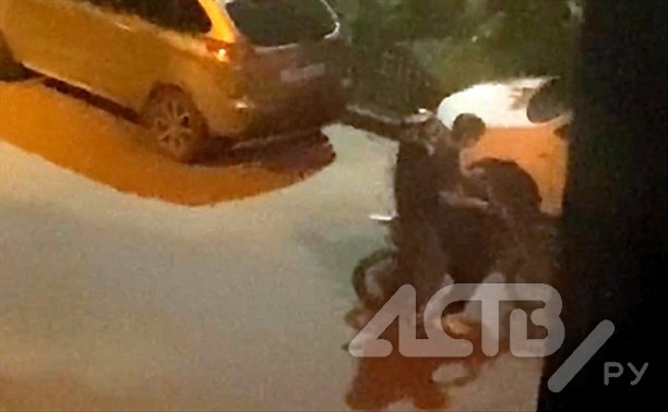 Подростки на питбайке ночью чудили во дворе дома напротив ГАИ в Южно-Сахалинске