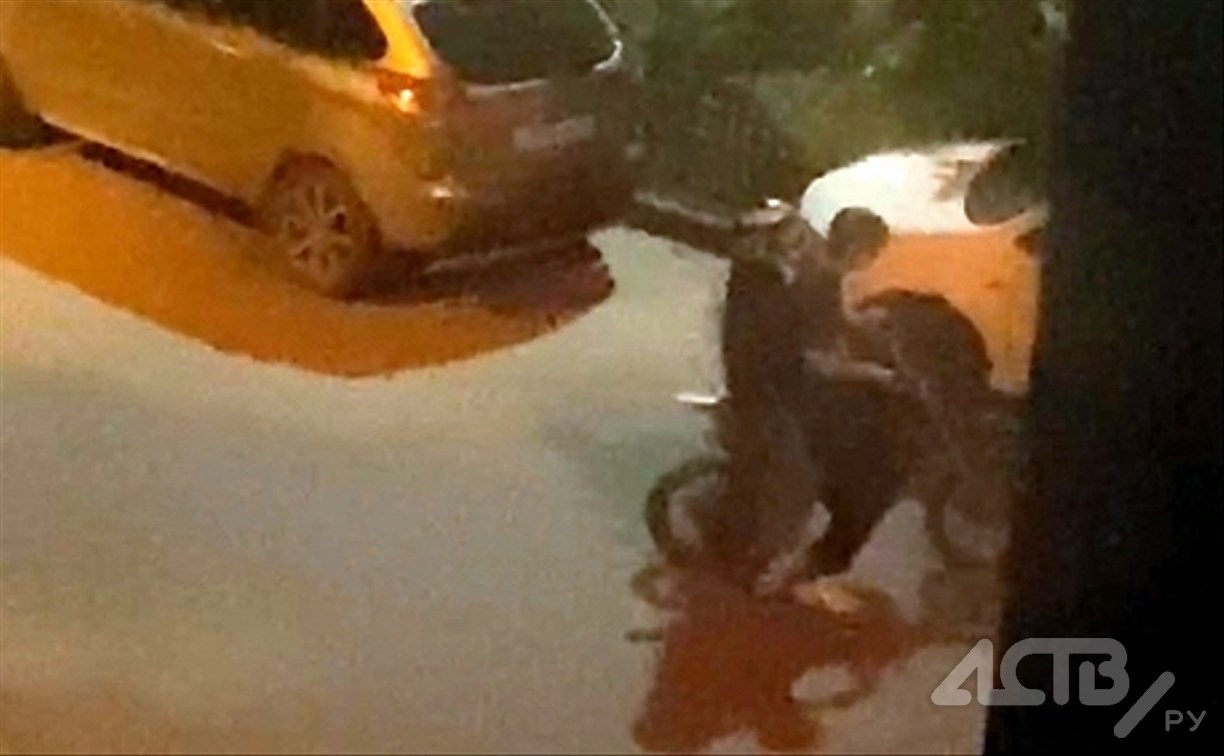 Подростки на питбайке ночью чудили во дворе дома напротив ГАИ в Южно-Сахалинске 
