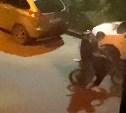 Подростки на питбайке ночью чудили во дворе дома напротив ГАИ в Южно-Сахалинске 