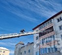 Спасатели помогли 92-летней женщине, упавшей в своей квартире в Южно-Сахалинске